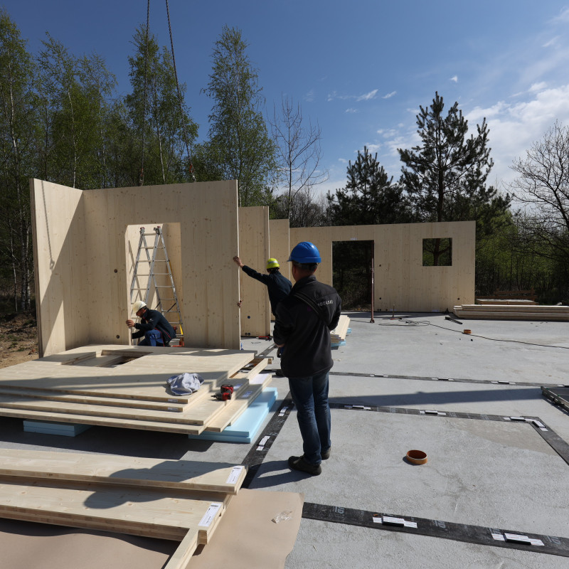 Ile kosztuje budowa gotowego domu z drewna? Porównanie trzech metod budowy