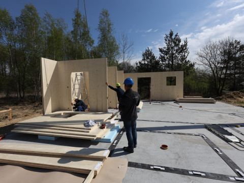 Ile kosztuje budowa gotowego domu z drewna? Porównanie trzech metod budowy